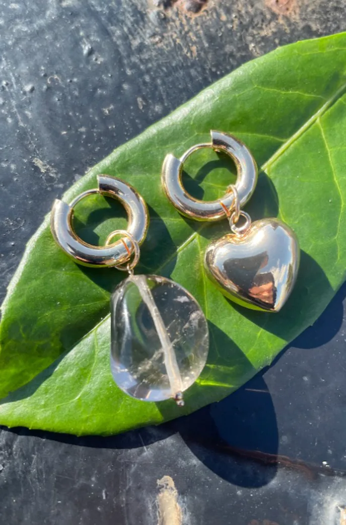 Juno Gold Heart — Gold hoop earrings product view 3