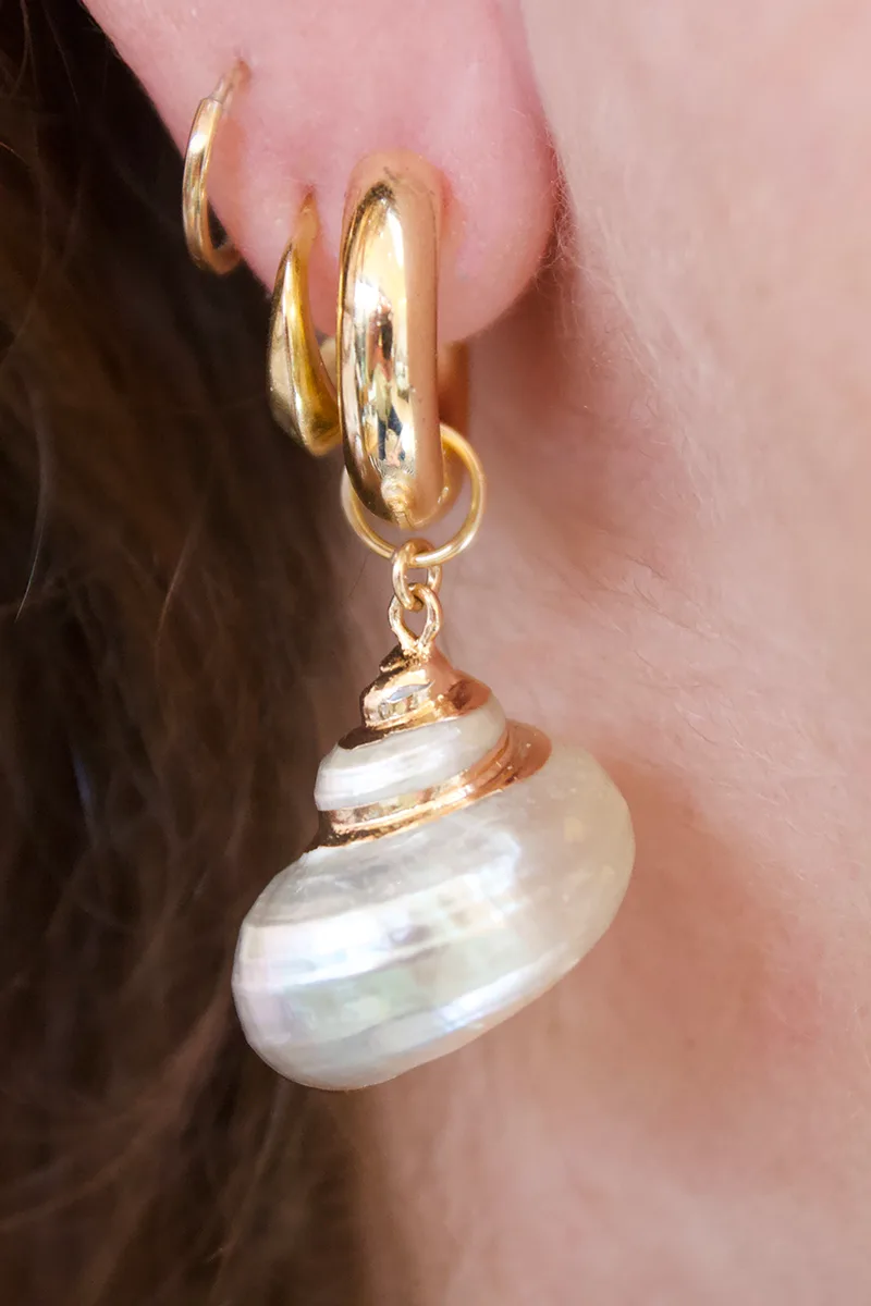 Delfina — Gold hoop earrings product view 2